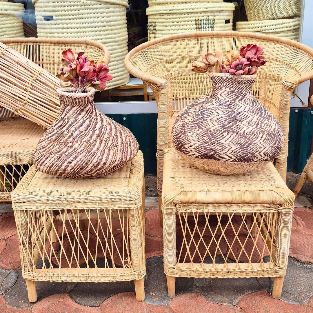 Wicker Lounge Set with Striped Vases - Circle of Seating & Bloom – Enkito e Oltau (Step of Offering).