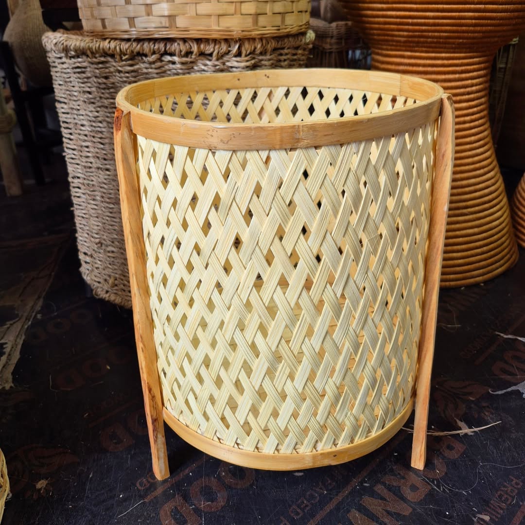 Cylindrical Lattice Basket with Wooden Supports - Circle of Frame & Flow – Enkito e Naramat (Step of Stillness).