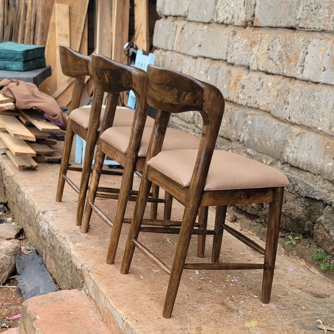 Maasai Seat of Stillness – 'Enkátá Oltau' (Gathering Ground) – Curved Back Chair Ritual Ensemble.