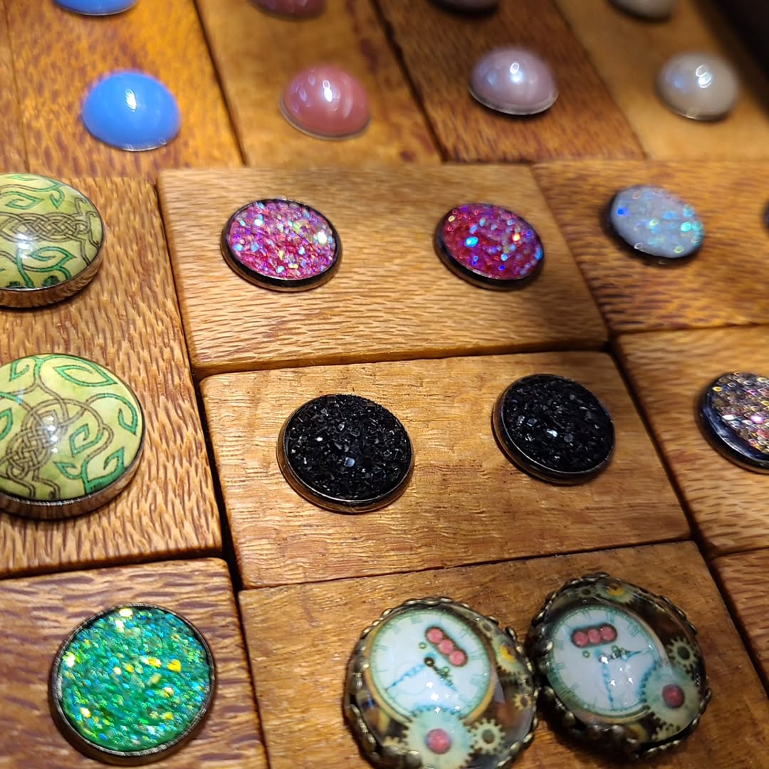 Maasai Vault of Textured Signal – Enkátá Emutai (Adornment & Pulse) – Artisan Button Ritual Set