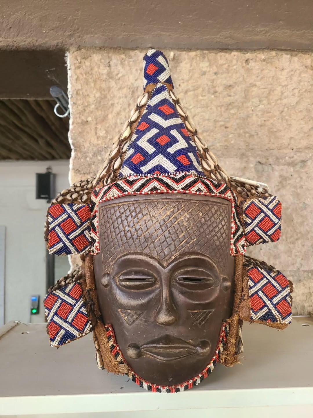 Maasai Vault of Ceremonial Signal – Enkátá Enkare Enkitoi (Mask & Pulse) – Tribal Headdress Ritual Icon