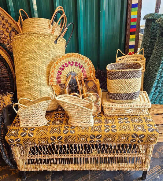 Artisan Basket Display with Fan Accent - Circle of Containment & Color – Enkito e Oltau (Step of Offering).