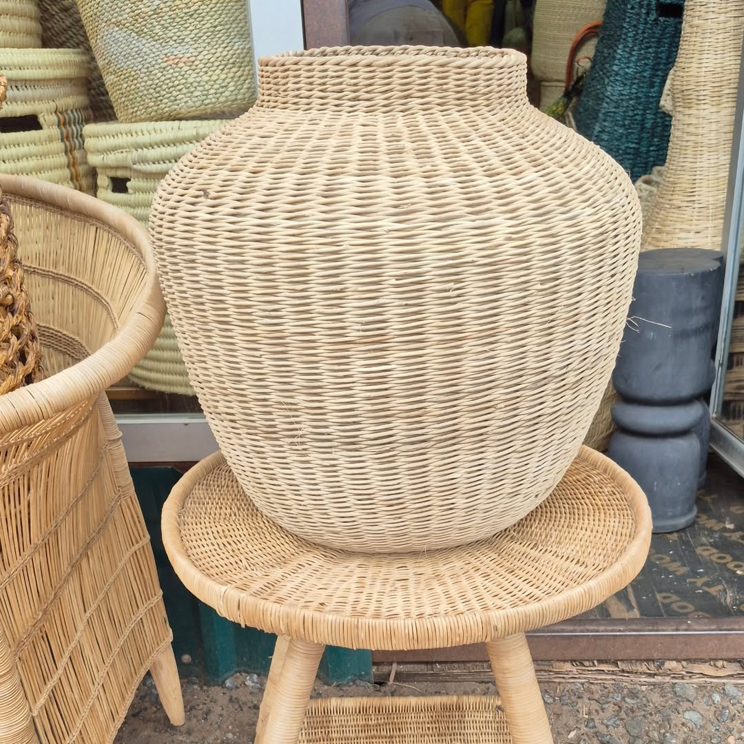 Woven Vase on Artisan Table - Circle of Elevation & Texture – Enkito e Oltau (Step of Offering).