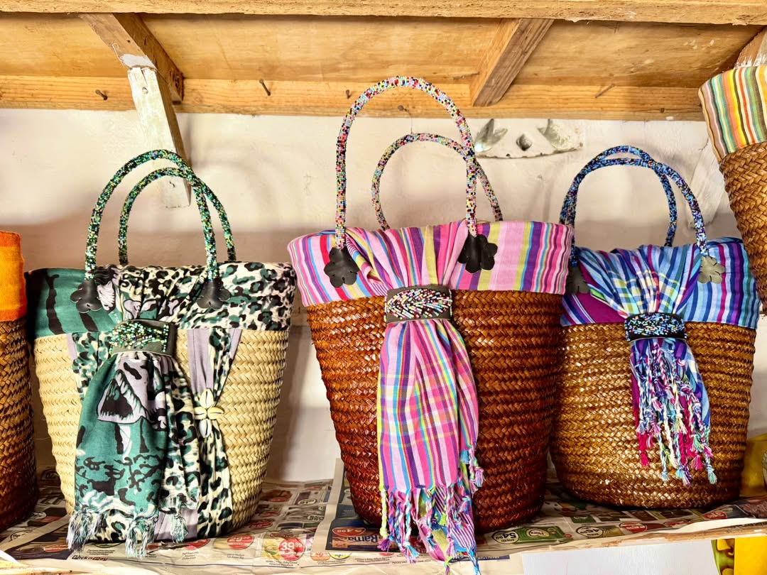 Savannah Carry Bags-All in Stripe & Straw - Tote of Vibrance & Flow – Enkito e Emayian (Step of Celebration).