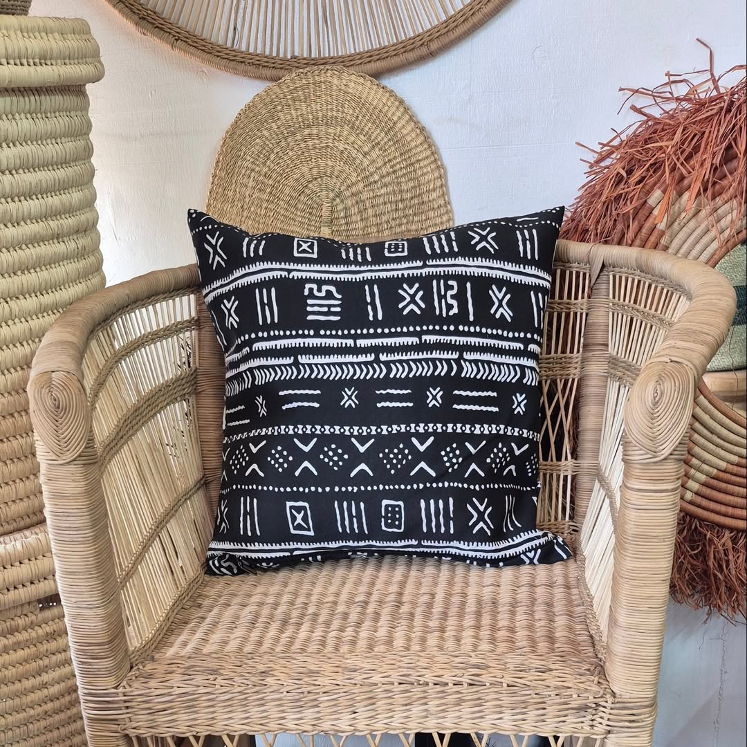 Tribal-Cushioned Rattan Chair with Woven Surround - Circle of Seat & Signal – Enkito e Enkai (Step of Illumination).