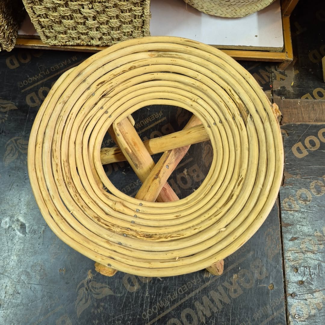 Tripod Artisan Stool with Coiled Seat - Circle of Spiral & Stand – Enkito e Naramat (Step of Stillness).