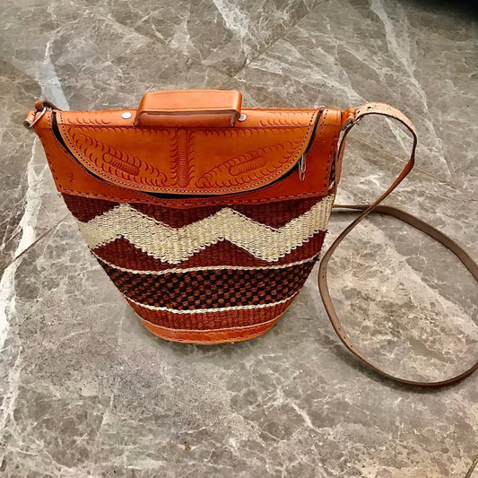 Desert Chevron Bag in Leather & Woven Fiber - Vessel of Journey & Earth – Enkito e Olainoni (Step of Light).