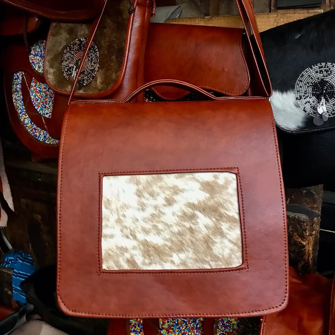 Savannah Messenger Bag in Leather & Cowhide - Pouch of Earth & Essence – Enkito e Olainoni (Step of Light).