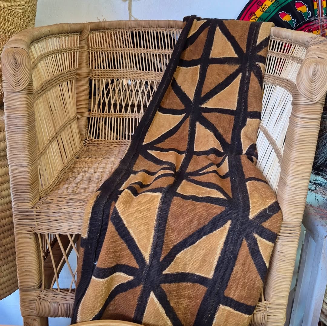 Wicker Chair with Earth-Toned Geometric Textile - Circle of Seat & Signal – Enkito e Enkai (Step of Illumination).