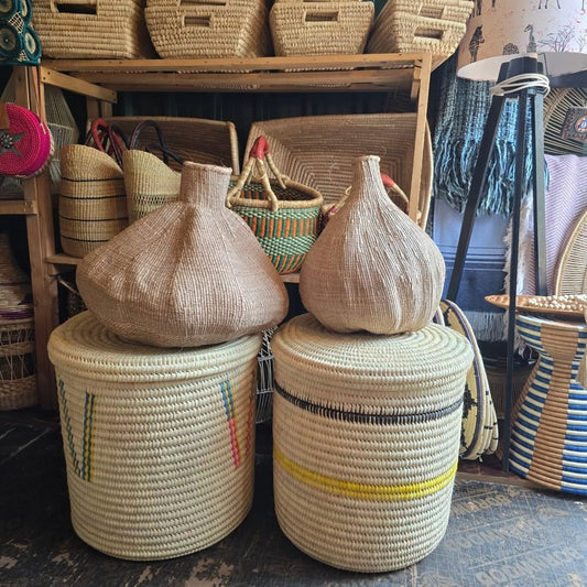 Artisan Vessel Duo – Lidded Rhythm & Gourd Spirit – Enkito e Oltau (Step of Gathering).