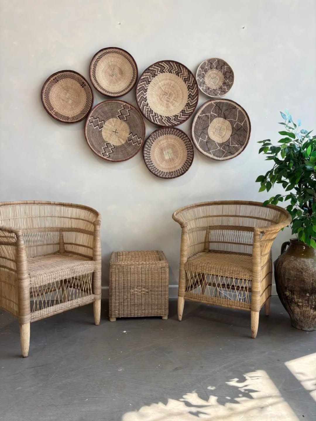 Wicker Armchairs with Basket Wall Display - Circle of Rest & Rhythm – Enkito e Nabo (Step of New Life).