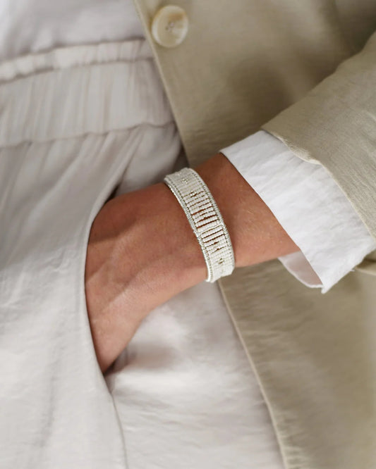 Riverlight Cuff Bracelet in Ivory & Silver - Embrace of Clarity & Flow – Enkito e Olainoni (Step of Light).