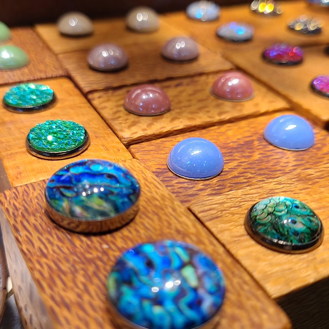 Maasai Vault of Textured Signal – Enkátá Emutai (Adornment & Pulse) – Artisan Button Ritual Set