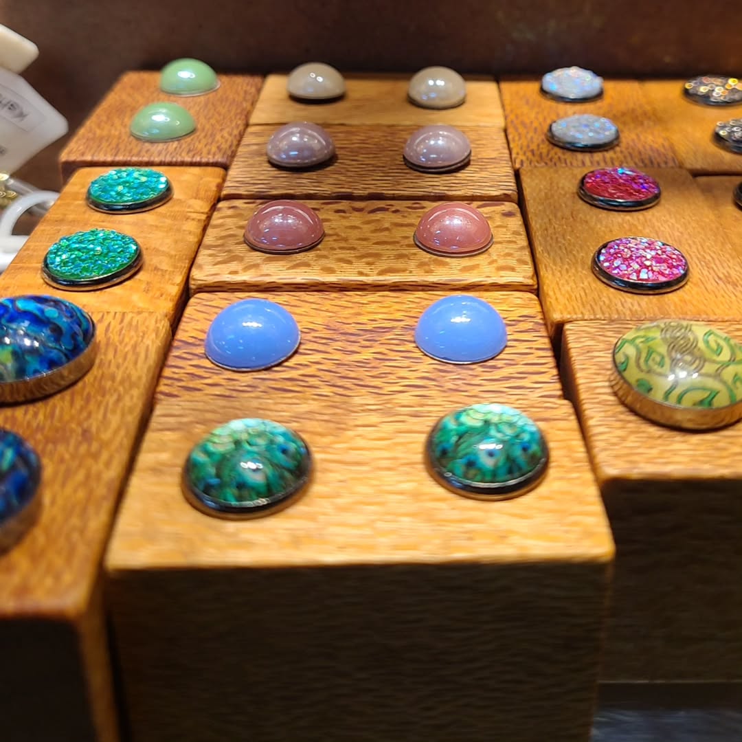 Maasai Vault of Textured Signal – Enkátá Emutai (Adornment & Pulse) – Artisan Button Ritual Set