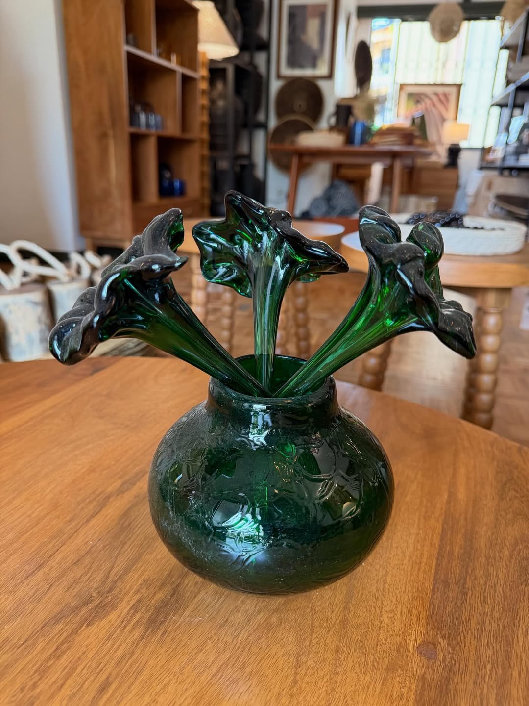 Maasai Glass Bloom – 'Enkátá Enkare' (Sacred Water) – Sculptural Vase & Floral Offering.